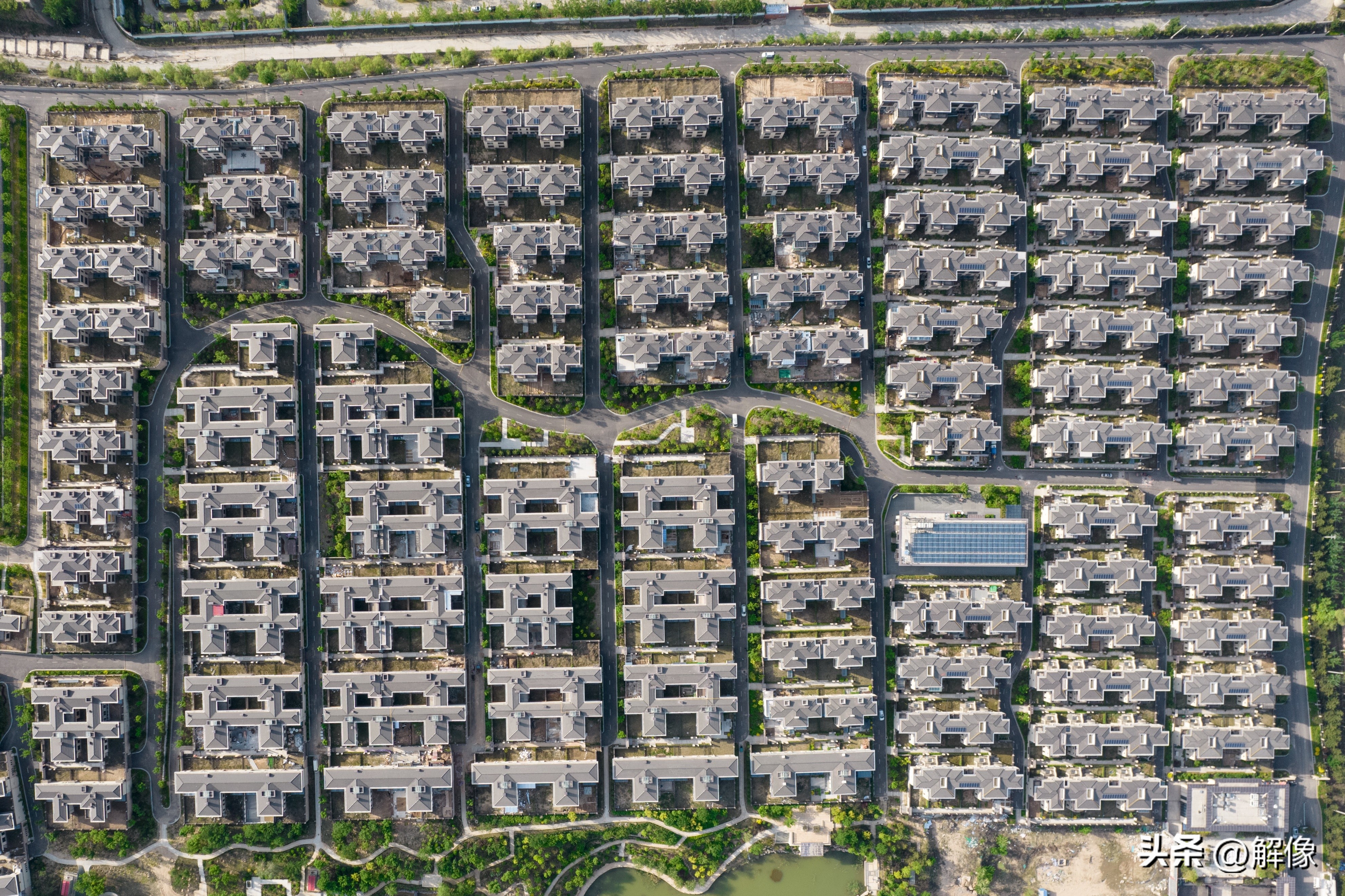 在太原泉域一级保护区的森林公园内，有一座大型别墅群！