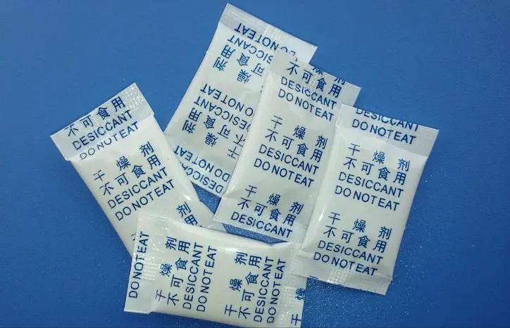 零食袋里的干燥剂能干什么用,千万别扔零食袋里的干燥剂