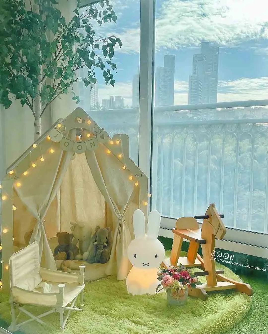 家里阳台怎么像露营感觉,阳台既能晾衣服也能当临时卧室