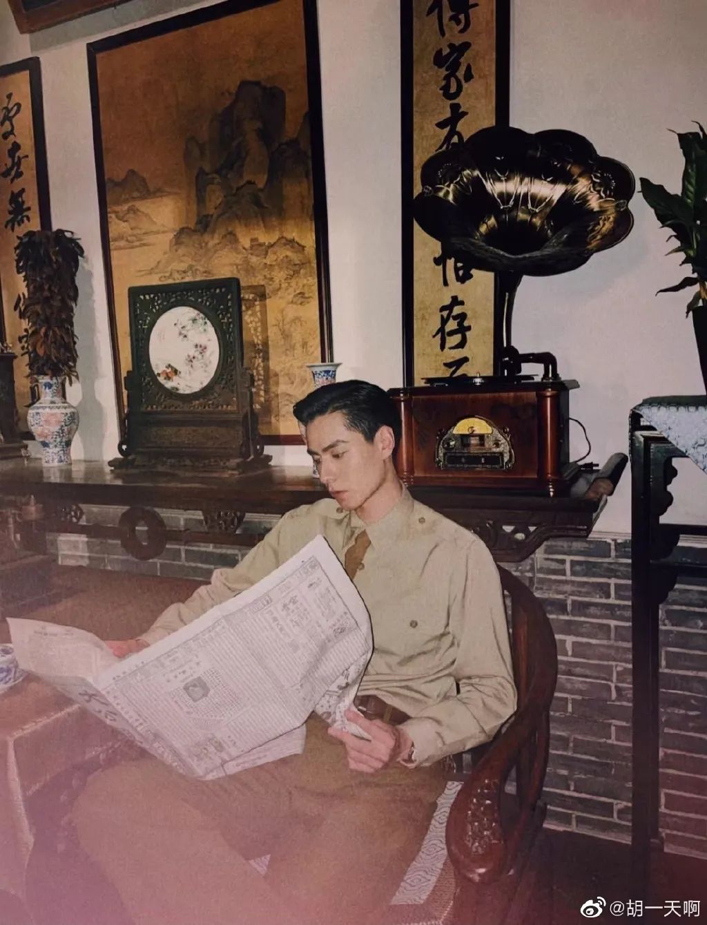 敢问这位男演员是沉浸在民国剧中无法自拔了吗?