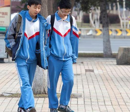 初中生兴起“新型攀比”，看似不起眼，背后却是家庭教育的缺失