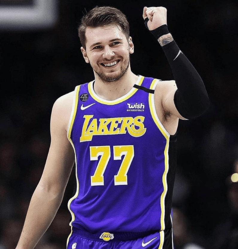 老詹扣篮惊呆布朗尼跟布莱斯,东契奇慢三步对抗上篮