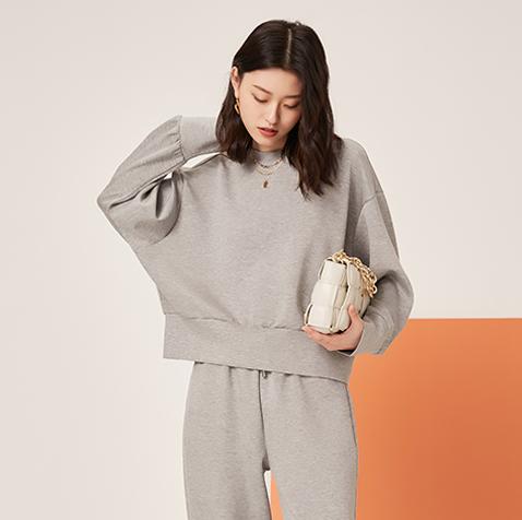 卫衣怎么搭配外套才好看冬天,冬天连帽卫衣怎么搭配洋气女