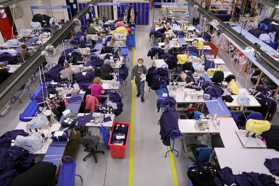 进厂打工有哪些工作一月一万多的,进厂11个小时工资7000什么水平