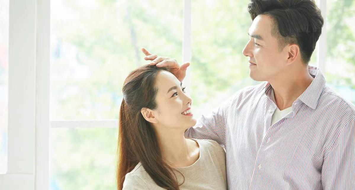 老公一下班就接包,老公下班总是要我接他