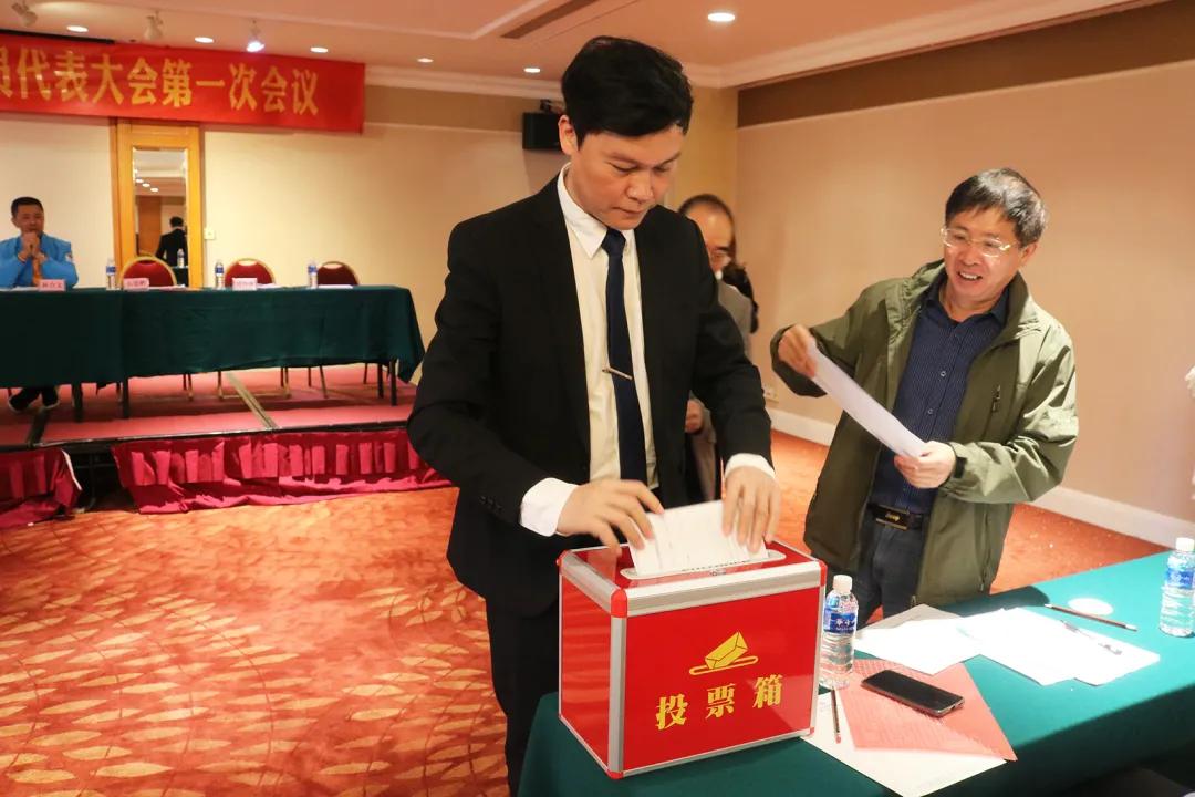 汕头市围棋协会举行换届选举大会，郑汉杰连任会长