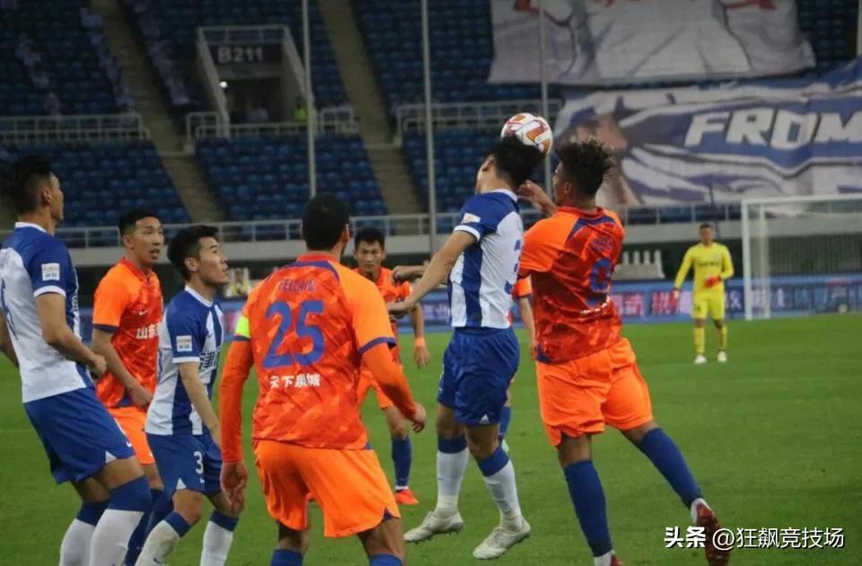 疯狂进球大战，两败俱伤均染红，裁判系导火索，手拿红牌追至场外