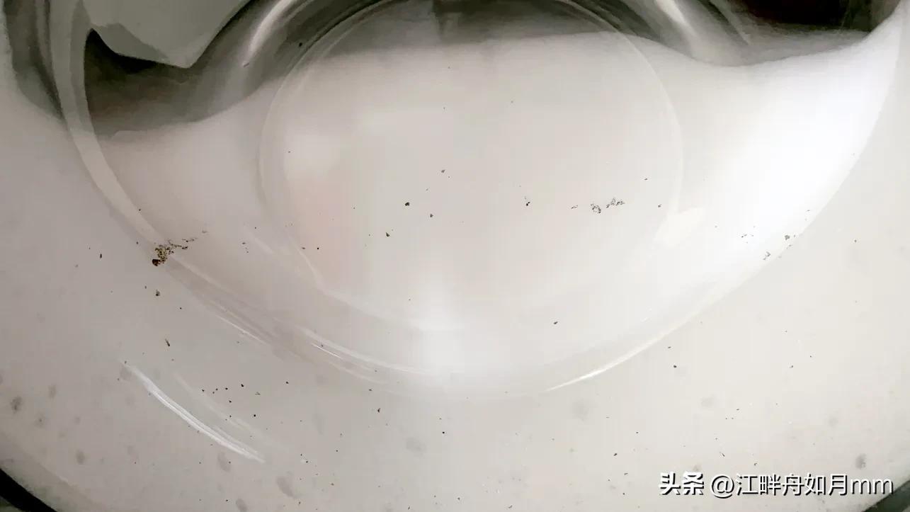 洗衣机掉的脏东西,清洗滚筒洗衣机后毛巾上有海绵