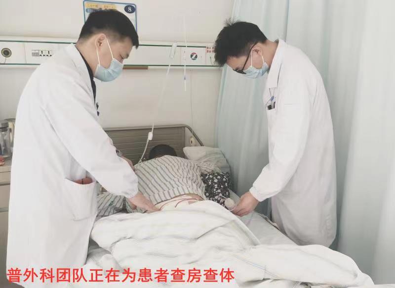 男子后背上长了个包包,男子后背长好多包包
