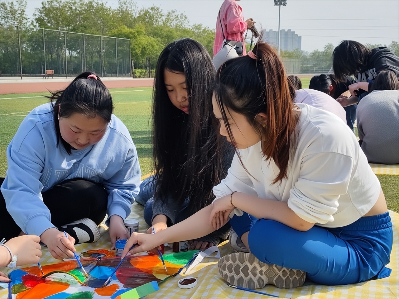春天是风筝路过的浪漫——三达书院开展“创美四季·春”活动