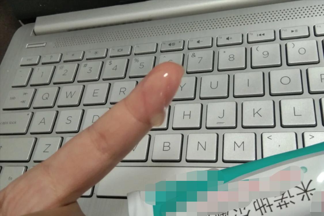 别中分了姐妹，还嫌自己的发缝不够大？换个侧分他不香吗