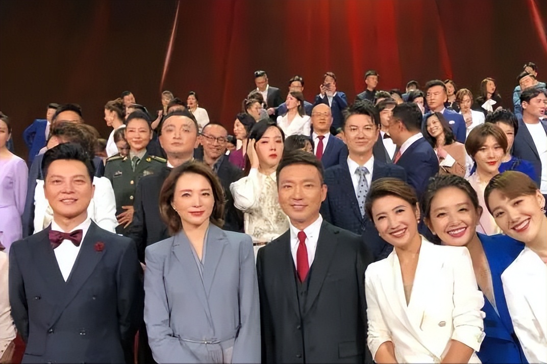 央视主持人名单大换血！董卿、撒贝宁上榜，张蕾、海霞超10人退出