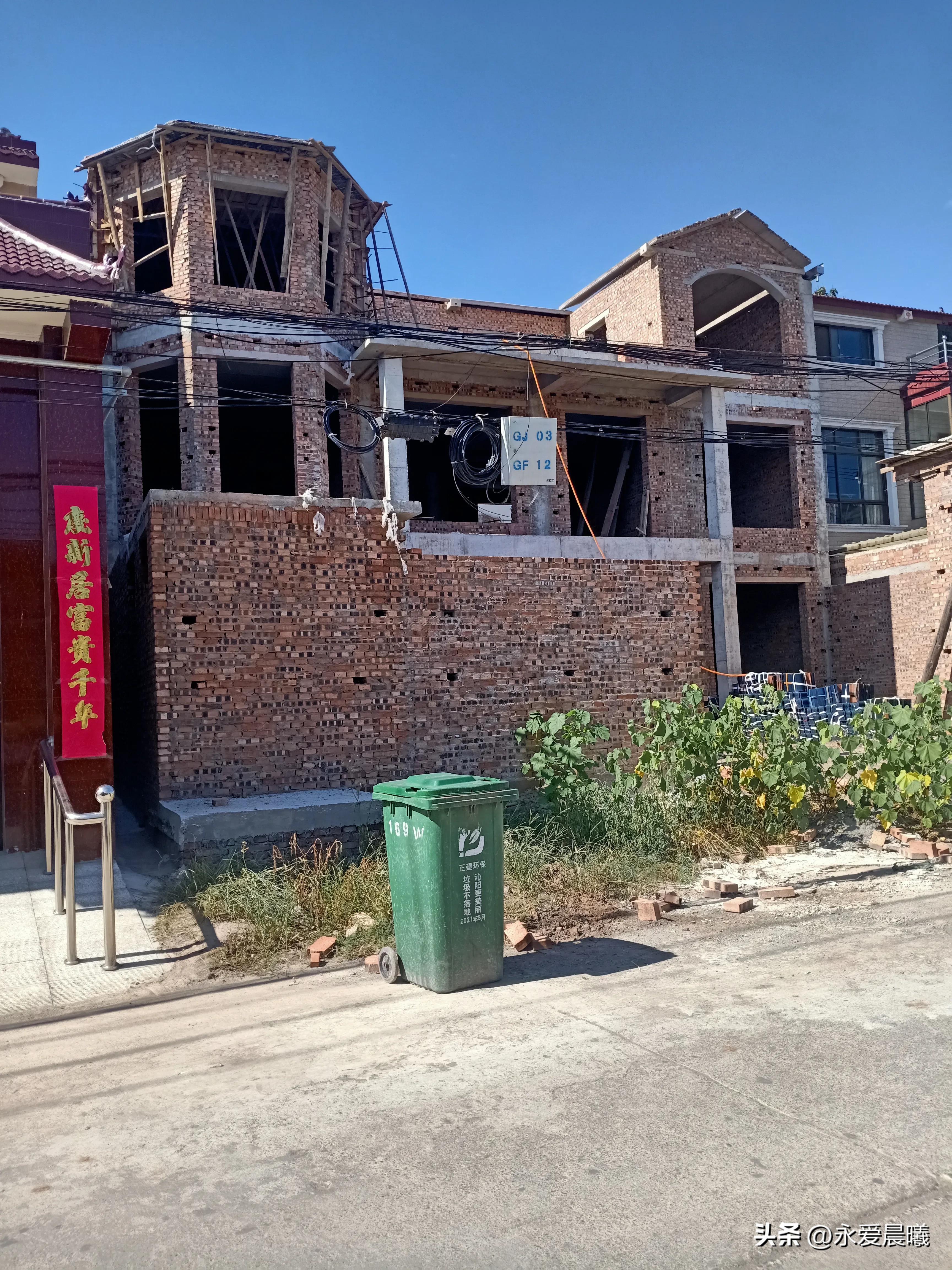 自家建房工人摔下来了怎么处理,农村自建房施工中出现伤亡谁负责