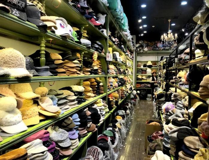 会自己戴帽子的小女孩,经常戴帽子的女人什么心理