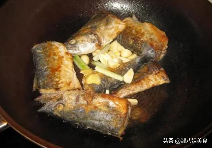 过年炖鱼时放一点它鱼肉鲜嫩不腥,炖鱼后如何处理鱼肉不腥