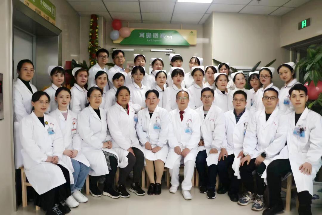 急性中耳炎耳朵疼怎么快速止痛,4岁儿童急性中耳炎耳朵发红