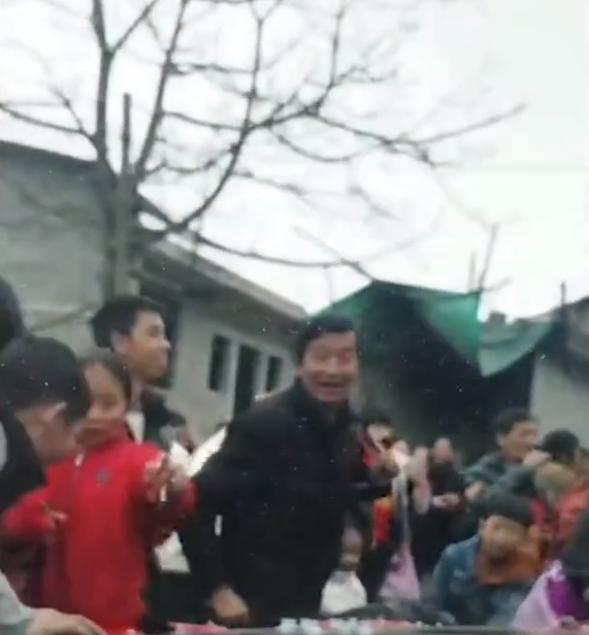 云南一男子帮朋友接亲，奔驰车头装饰棒棒糖，遭亲友哄抢刮花车漆