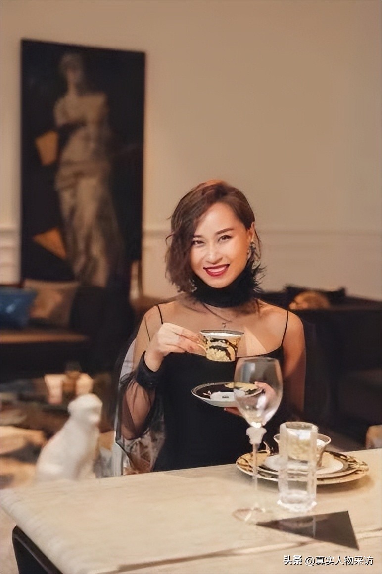 我，做3年空姐，靠6种流利外语出入欧洲宫廷，梦想建立商业帝国