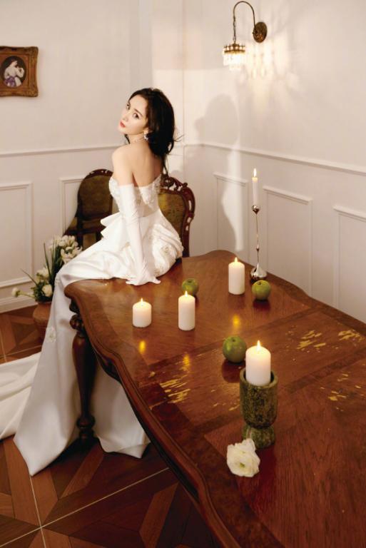 杨幂露脐装时尚,杨幂穿黑色露脐装现身机场