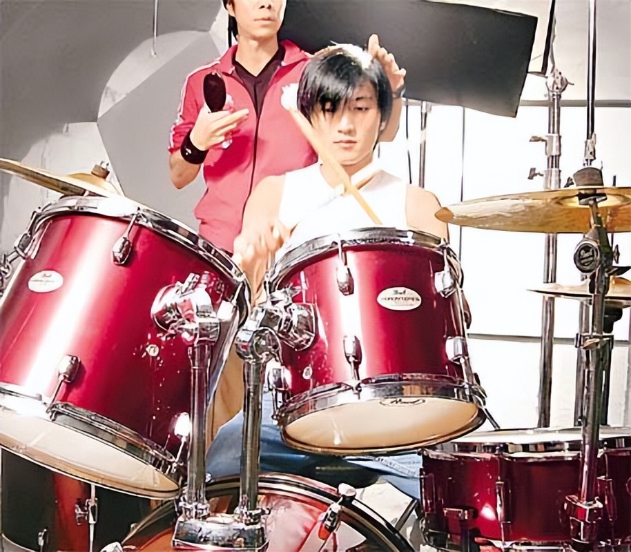 谢霆锋出道当歌手的时候,谢霆锋出道就做主角吗