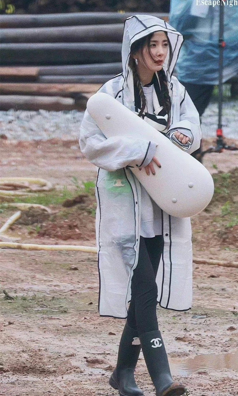 杨幂和娜扎的平底鞋也太美了吧,明星私服杨幂多少钱