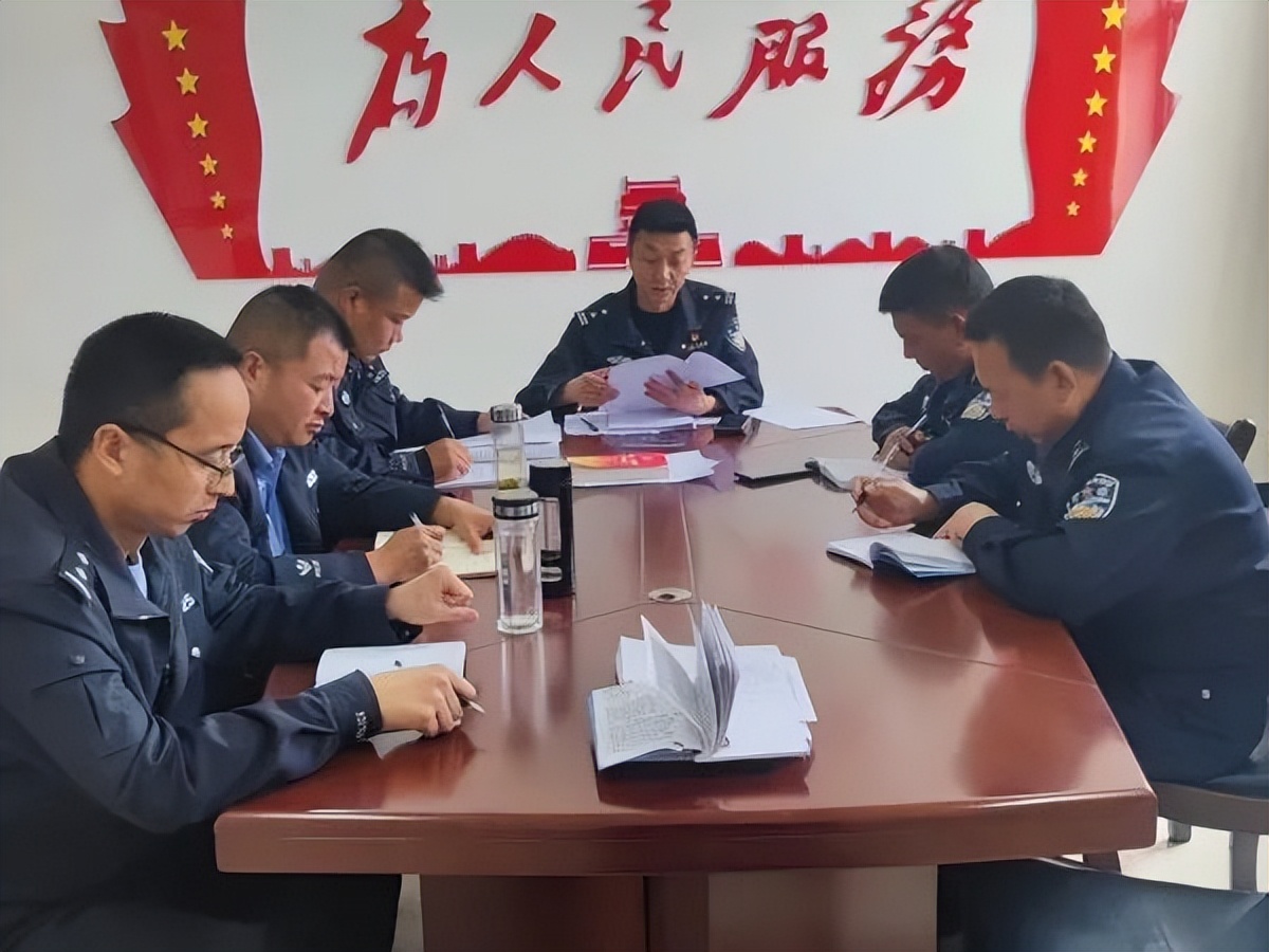 户政窗口周末开辟“学生*证办**”专场【三分钟速览成县公安动态】