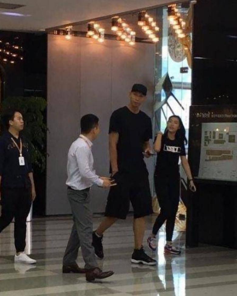 易建联妻子荆灵简历,易建联和荆灵结婚的视频