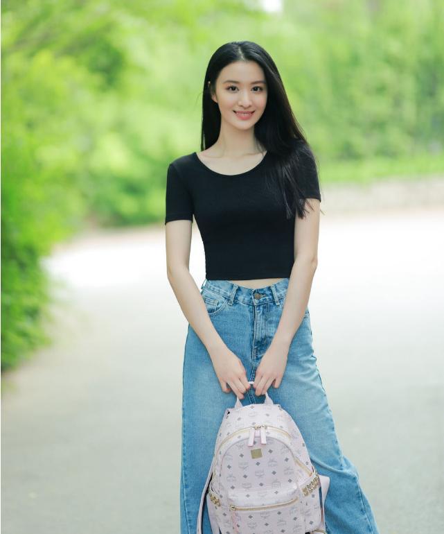 王楚然私服穿搭机场工装裤,王楚然穿搭宽松牛仔外套