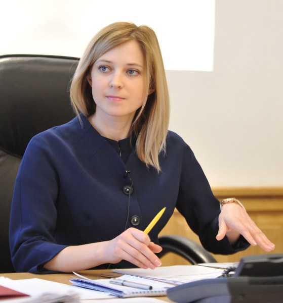 克里米亚女检察长娜塔莉亚近况,俄罗斯检察长娜塔莉亚跟士兵合影