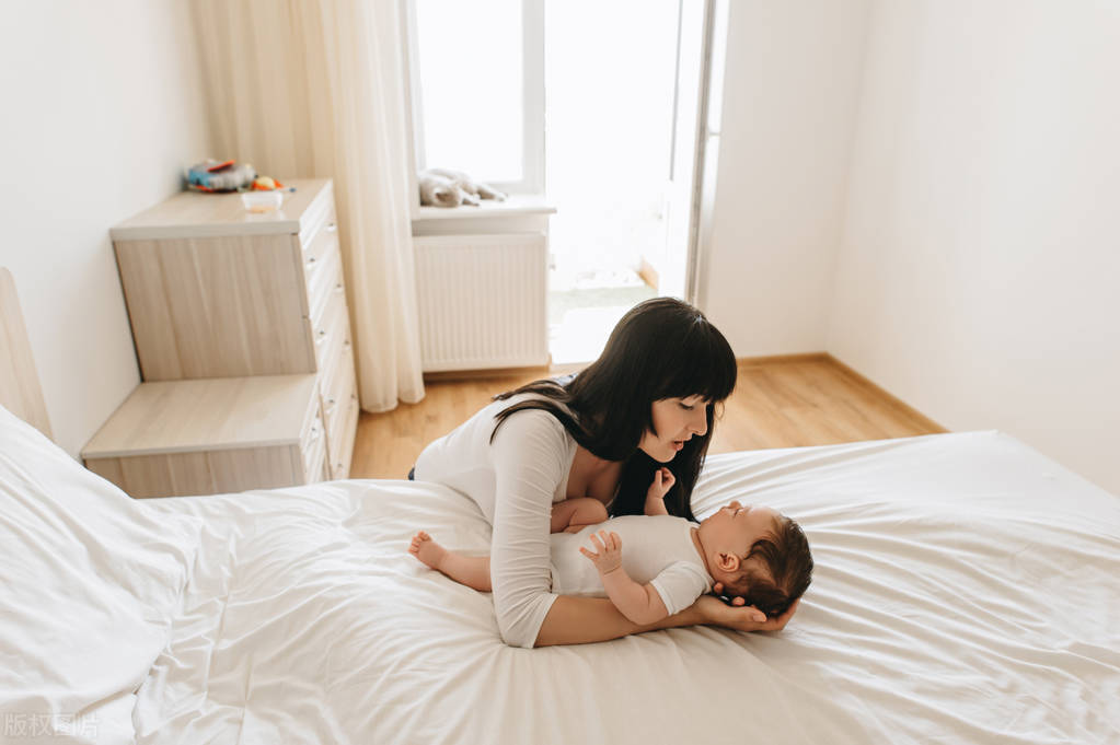 宝宝抱着睡放下醒有什么办法,宝宝入睡必须抱睡怎么办