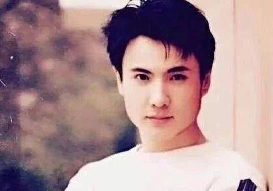 年轻时帅炸天的8位男星，中年后，有人胖快200斤，有人秃成地中海