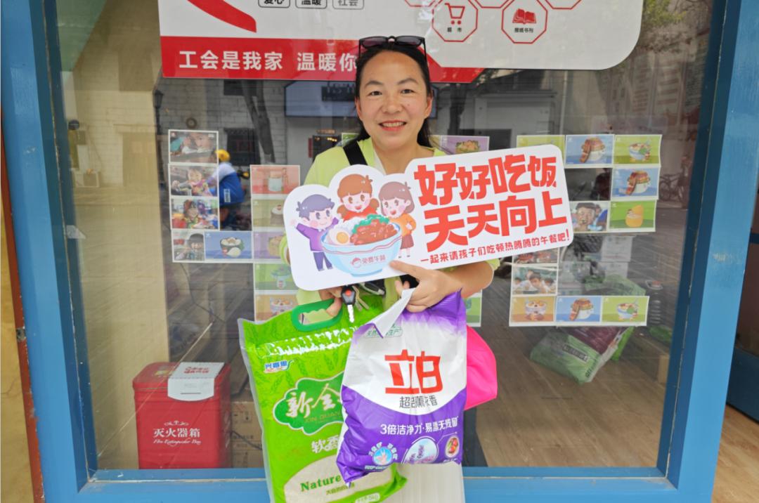 芷江县举行“为爱同行因爱绽放”公益徒步活动