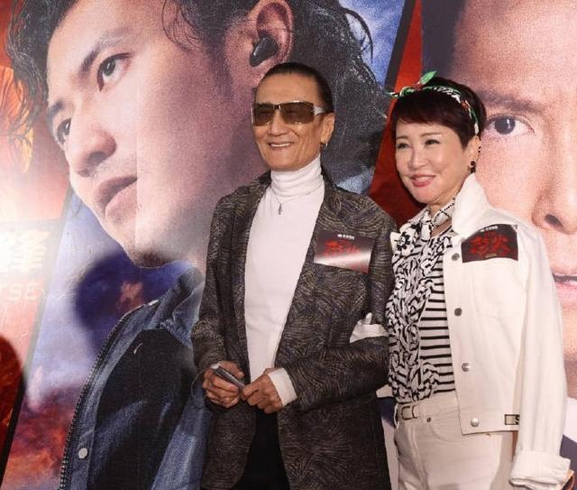 84岁谢贤罕有戴墨镜露出真容,85岁谢贤步履蹒跚