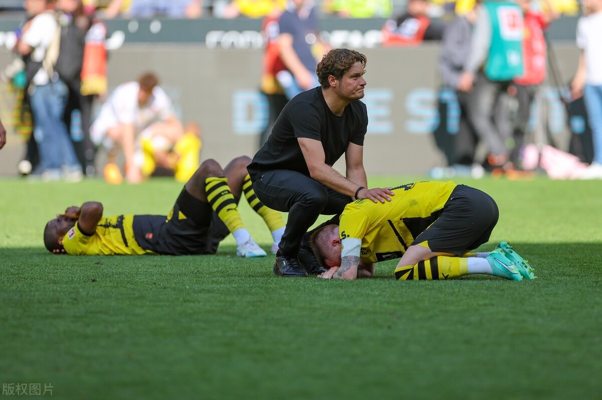 德甲经典回顾10-11赛季拜仁vs多特,榜首易主拜仁遭逆转多特迎大捷