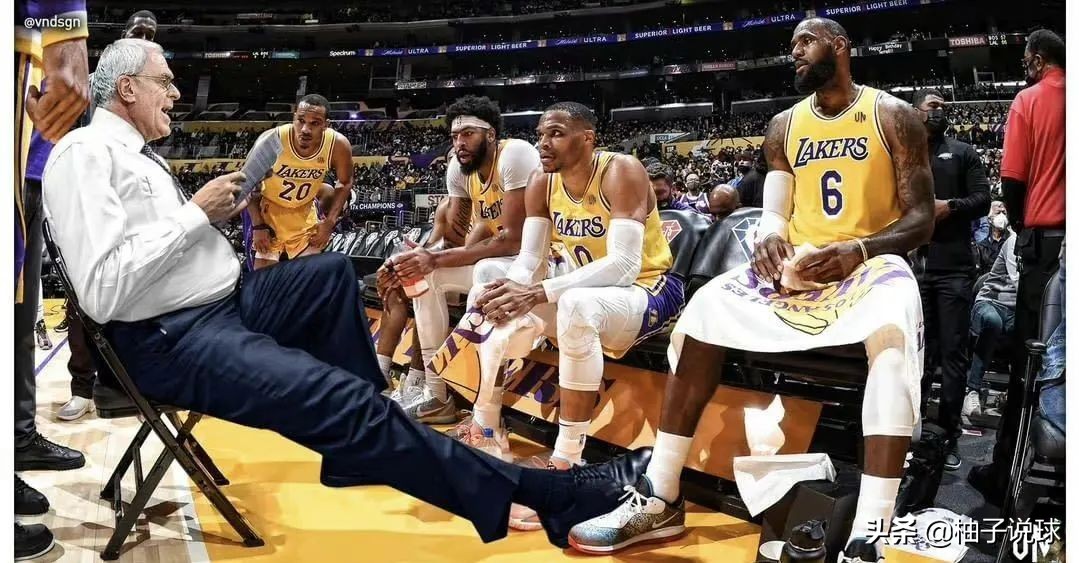 詹姆斯错失3分湖人惨遭绝杀,湖人附加赛詹姆斯