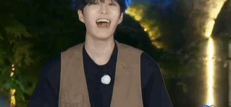 这种显眼包也能当爱豆？我不信，演的吧？