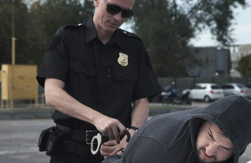 3名老外街头*戏调**中国女孩，公然挑衅警察，最终惨遭东北小伙围殴