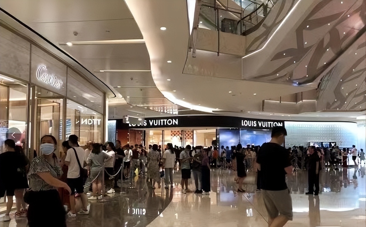 奢侈品店消费排队,奢侈品井喷