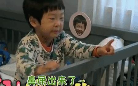 妈妈给宝宝挖鼻孔,宝妈给孩子抠鼻