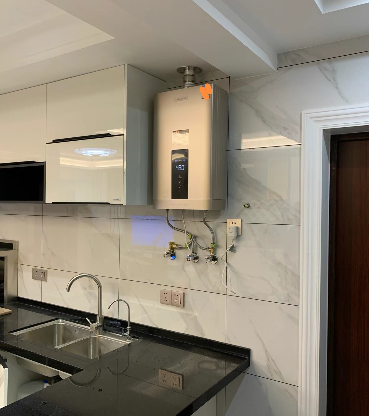 恒温燃气热水器跟电热水器哪个好,燃气热水器和电热水器的区别视频