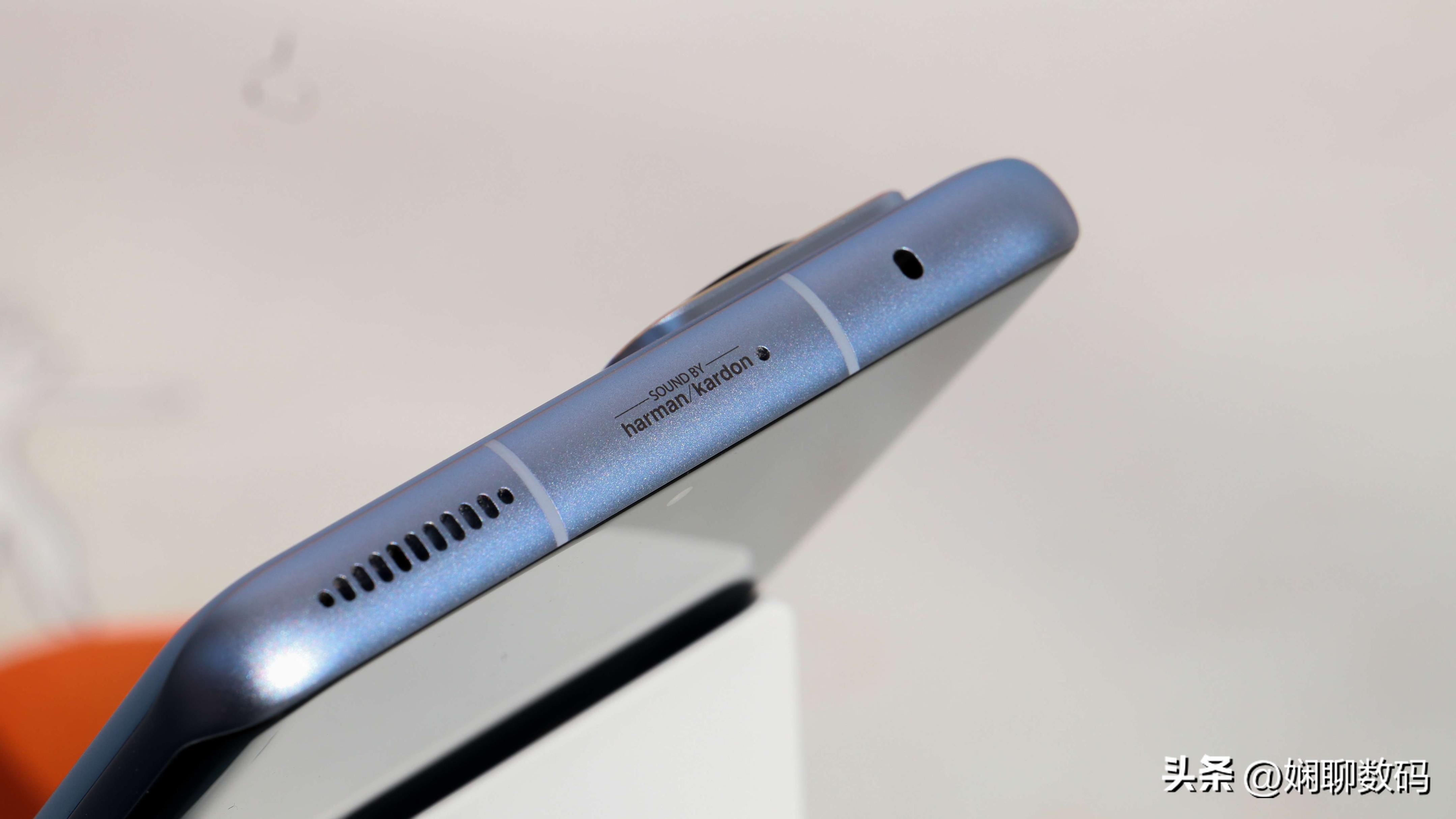 小米旗舰不再高傲，天玑神U+2K曲屏+无线充，12+256G降至3099元