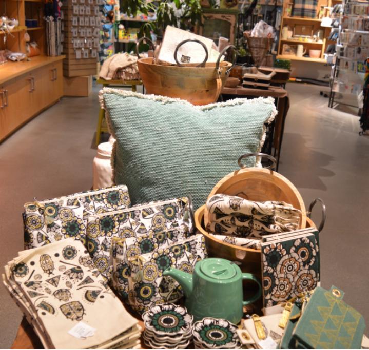 暑假哪里适合旅游买纪念品,去武汉回来带什么纪念品