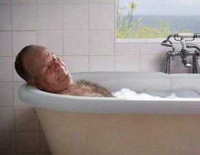 老年*皮人**肤总是瘙痒千万别乱挠，做好这几点，能够有效缓解