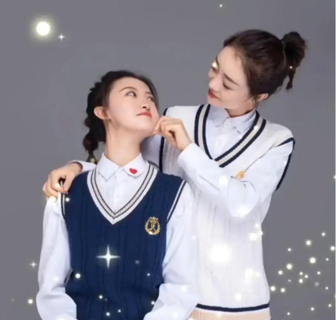 母女青春同框照,母女拍大学风写真照火了