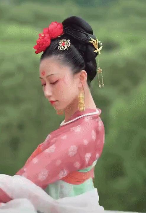 90后湖北姑娘拍56个民族服饰抖音,95后女孩耗时247天拍摄56民族服饰