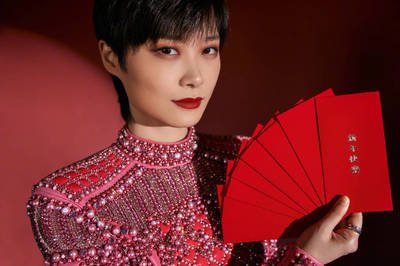 最有钱女明星刘亦菲,刘亦菲秀名贵翡翠大耳环