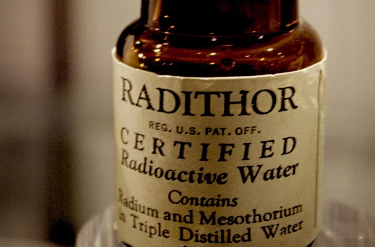 男子喝核辐射水下巴糜烂惨不忍睹,美国男子三年喝下1400瓶核辐射水