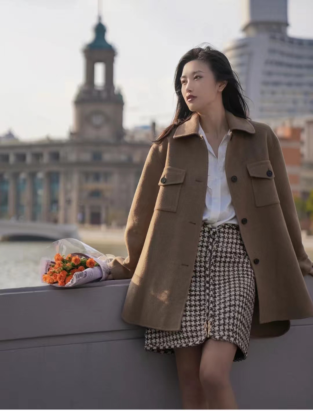 千鸟格半身裙秋冬款a字版30岁,黑白千鸟格半身裙配原绒色毛衫