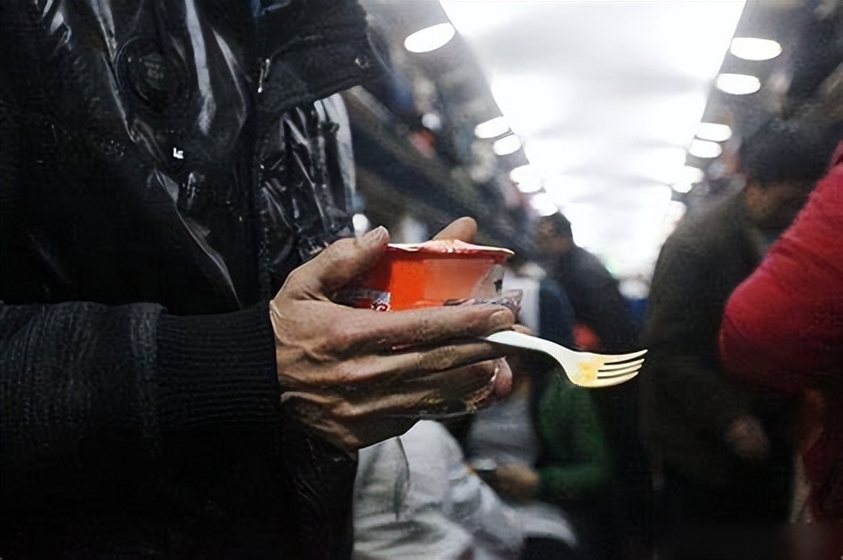 火车环境差、时间长，为何有人却宁坐硬座，也不乘坐舒适的高铁？