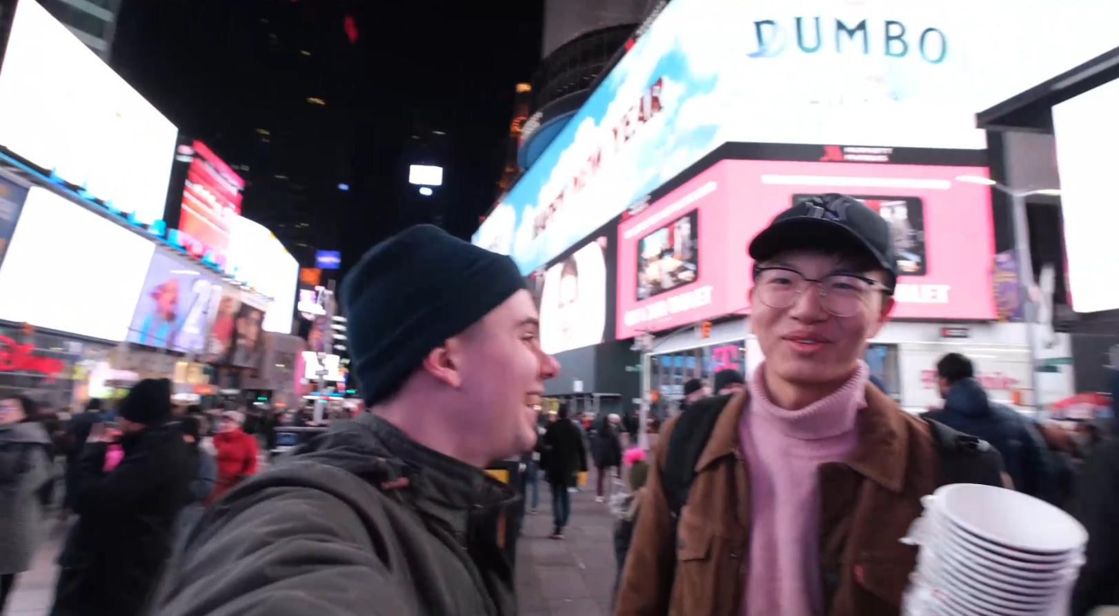 美国小伙觉得中国食物难吃，便用胡辣汤街头实验，结果被路人疯抢